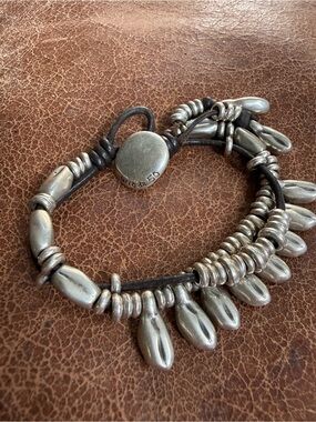 UNO de 50 bracelet Leather and silver-plated bracelet . Signature design.